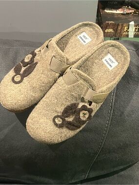 Earth Origins Kids Tan Felt Slip-Ons with Accent